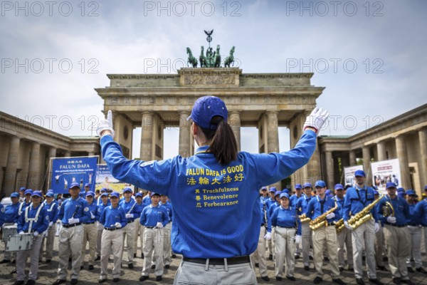 DEU Germany Germany Berlin The Chinese sect Falun Dafa during a rally at the Brandenburg Tor