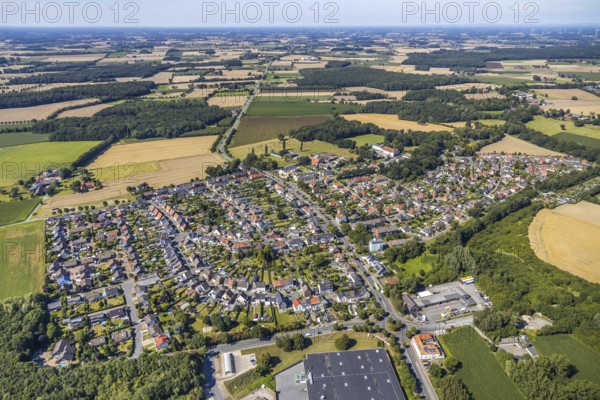 Aerial view, Kötterberg housing estate, Münsterstraße business location, Warendorfer Straße - Münsterstraße roundabout, Real department stores', Hamm, Ruhr area, North Rhine-Westphalia, Germany, DE, Europe, birds-eyes, view, aerial photograph, aerial photography, aerial photography, overview, overview, bird's-eye view, shopping, food, clothing, consumption, consumer, road traffic, connection, road layout, intersection, junction, traffic management, driving licence, transport, traffic, infrastructure, logistics, residential, flat, houses, residential buildings, housing estate, settlement