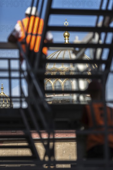 DEU Germany Germany Berlin The Jewish synagogue behind a building site in Mitte