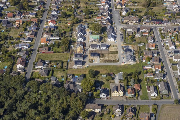 Aerial view, housing estate Herringer Heide, new development area Rosenstraße, Hamm, Ruhr area, North Rhine-Westphalia, Germany, construction work, building, construction area, building site, building plots, construction project, construction site, DE, Europe, property tax, real estate, aerial photograph, aerial photography, aerial photography, new construction, overview, bird's eye view, residential complex, living and living, residential area, residential buildings, residential quality, residential neighbourhood, housing estate, birds-eyes view, overview