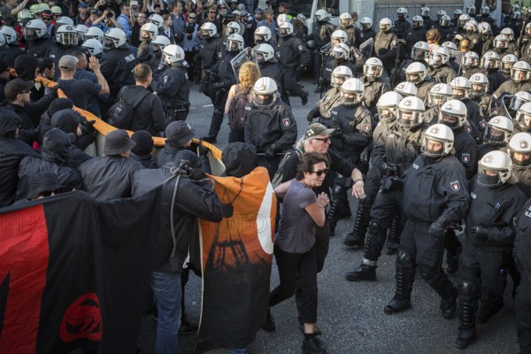 DEU Germany Germany Hamburg Protests in front of and during the 'Welcome to hell' demonstration in the run-up to the G20 summit. Shortly in front of the police attack on the black bloc