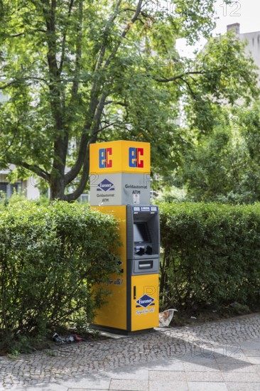 DEU Germany Germany Berlin An EC machine in the gap of a hedge in Pannierstrasse in Neukölln
