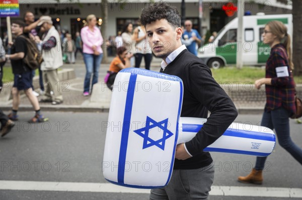 DEU Germany Germany Berlin Pro-Israel demonstration on Kurfürstendamm in the direction of Breitscheidtplatz. Demonstrator with air hammer with Star of David