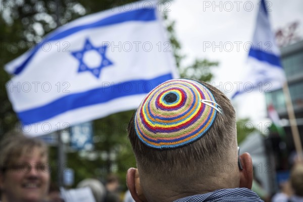 DEU Germany Germany Berlin Pro-Israel demonstration on Kurfürstendamm in the direction of Breitscheidtplatz. Participants with kippa in rainbow colours