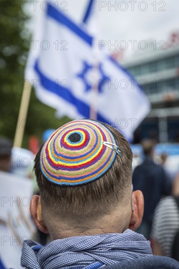 DEU Germany Germany Berlin Pro-Israel demonstration on Kurfürstendamm in the direction of Breitscheidtplatz. Participants with kippa in rainbow colours