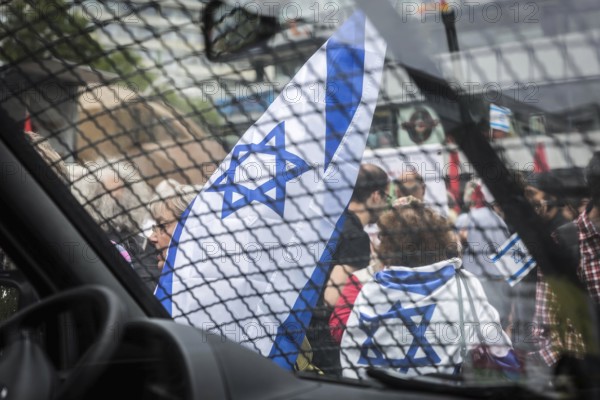 DEU Germany Germany Berlin Pro-Israel demonstration on Kurfürstendamm in the direction of Breitscheidtplatz. View through the barred windscreen of a police car