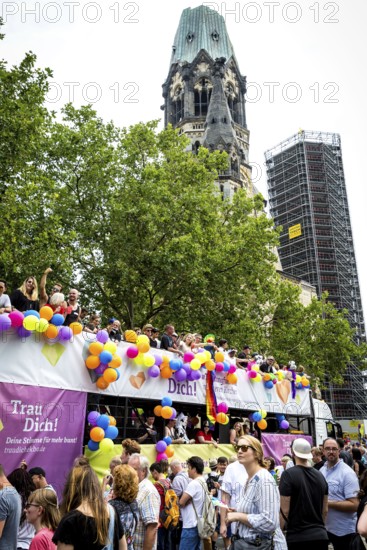 DEU Germany Germany Berlin Christopher Street Day is travelling through the city. Gays, lesbians, transsexuals, intersexuals and straight people celebrate sexual freedom and equality together