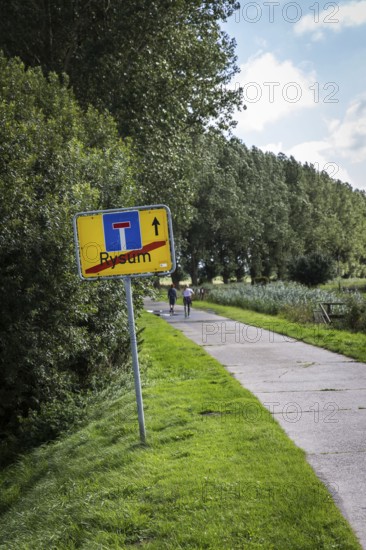 DEU Germany Germany Rysum The end of the world lies behind the eastern end of the East Frisian town of Rysum. There, a dead-end sign points to the approaching North Sea