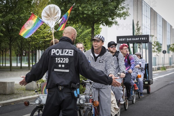 DEU Germany Germany Berlin Scene of the Hanfparade. Police stop participants who have strayed from the route in front of the Chancellery
