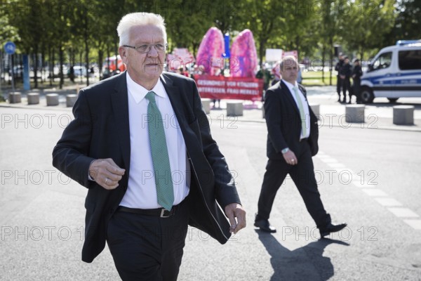 DEU Germany Germany Berlin The Minister President of Baden-Württemberg, the Green Party's Winfried Kretschmann, on his way to the diesel summit at the Federal Chancellery