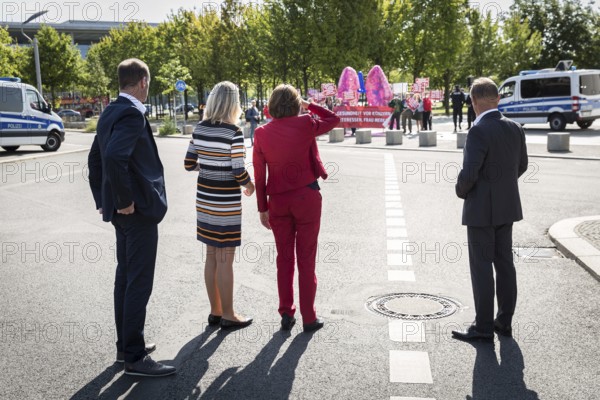 DEU Germany Germany Berlin Malu Dreyer, Minister President of Rhineland-Palatinate, observes the protests ahead of the diesel summit