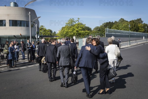 DEU Germany Germany Berlin Employees of the automotive industry on their way to the diesel summit at the Federal Chancellery