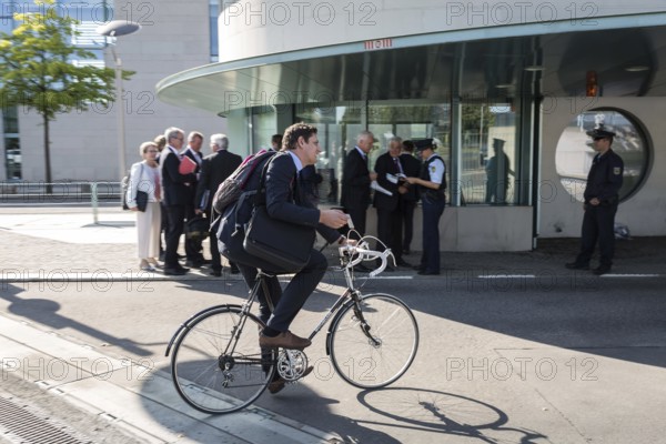 DEU Germany Germany Berlin Employees of the automotive industry and politicians on their way to the diesel summit at the Federal Chancellery