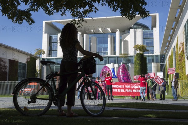 DEU Germany Germany Berlin Protests in front of the Federal Chancellery in front of and during the diesel summit