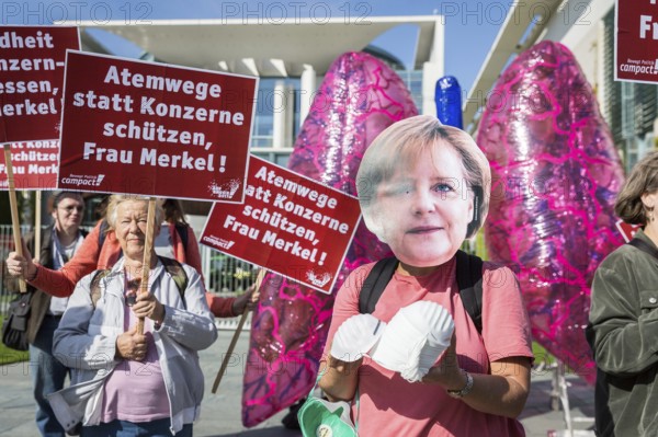 DEU Germany Germany Berlin Protests in front of the Federal Chancellery in front of and during the diesel summit