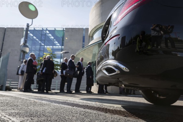 DEU Germany Germany Berlin Employees of the automotive industry on their way to the diesel summit at the Federal Chancellery