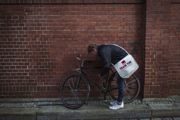 DEU Germany Germany Berlin SPD Tim Renner locks his bike in front of an event organised by the SPD Cultural Forum in Berlin's Lapidarium