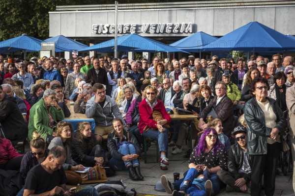 DEU Germany Germany Dresden Election rally of the Left Party in front of an Italian ice cream parlour