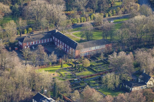 Aerial view, primary school Eickeler Park am Volksgarten Eickel, Eickel, Herne, Ruhr area, North Rhine-Westphalia, Germany, burial site, education, educational institution, DE, Europe, cemetery, memorial, Gottesacker, primary school, graves, burial ground, teaching institute, aerial photograph, aerial photography, aerial photography, Reichsstraße, resting place, school, overview, bird's-eye view, birds-eyes view, overview