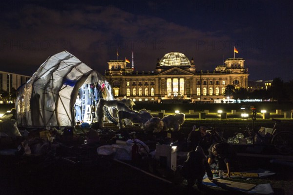 DEU Germany Germany Berlin Protests for climate protection.setting up for the demonstration the next day in front of the Reichstag