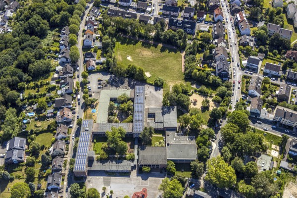 Aerial photo, GGS Oberwinzerfeld, AWO day-care centre Winz-Baak, Hattingen, Ruhr area, North Rhine-Westphalia, Germany, education, educational institution, DE, Ennepe-Ruhr district, Europe, community primary school, primary school, kindergarten, day-care centre, day-care centre, day-care centre, educational institute, aerial photo, aerial photography, aerial photography, Regerstraße, school, overview, bird's-eye view, birds-eyes view, overview