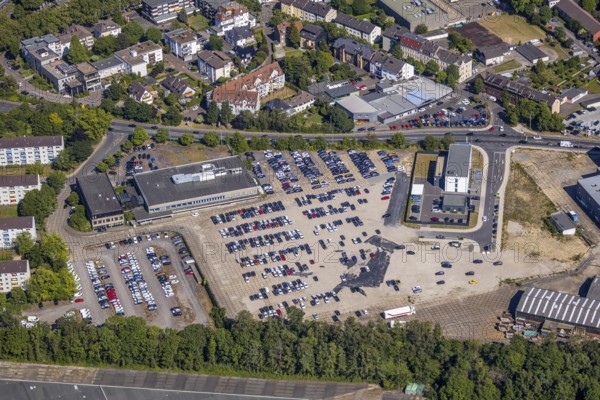 Aerial view, Hattingen police station, Nierenhofer Straße industrial estate, new car park, Hattingen, Ruhr area, North Rhine-Westphalia, Germany, eye of the law, DE, Ennepe-Ruhr district, Europe, commercial enterprises, commercial area, industrial estate, commercial park, commercial location, commercial use, industrial area, industrial site, aerial view, aerial photography, aerial photography, law enforcement officer, car park, police, police station, police station, state authority, state power, overview, bird's eye view, birds-eyes view, overview
