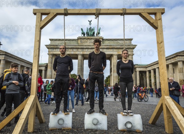 DEU Germany Germany Berlin Protests for climate protection. Action by Florida Eis in front of the Brandenburg Tor