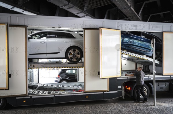 DEU Germany Germany Berlin SUVs with electric motors are loaded onto a transporter in Kantstrasse. The vehicles were prepared for transport on Kantstrasse after a presentation by Audi