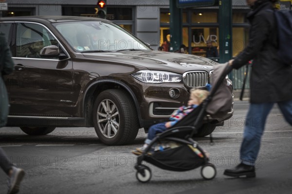DEU Germany Germany Berlin Street scenes with SUVs at the intersection of Torstraße and Rosenthaler Straße