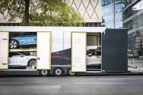 DEU Germany Germany Berlin SUVs with electric motors are loaded onto a transporter in Kantstrasse. The vehicles were prepared for transport on Kantstrasse after a presentation by Audi