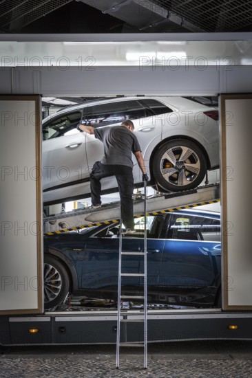 DEU Germany Germany Berlin SUVs with electric motors are loaded onto a transporter in Kantstrasse. The vehicles were prepared for transport on Kantstrasse after a presentation by Audi