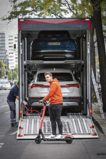 DEU Germany Germany Berlin SUVs with electric motors are loaded onto a transporter in Kantstrasse. The vehicles were prepared for transport on Kantstrasse after a presentation by Audi