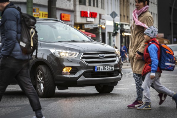 DEU Germany Germany Berlin Street scenes with SUVs at the intersection of Torstraße and Rosenthaler Straße