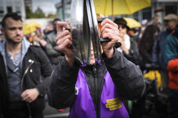 DEU Germany Germany Berlin Demonstration against rent increases and gentrification Protest with lids for the expropriation of Deutsche Wohnen