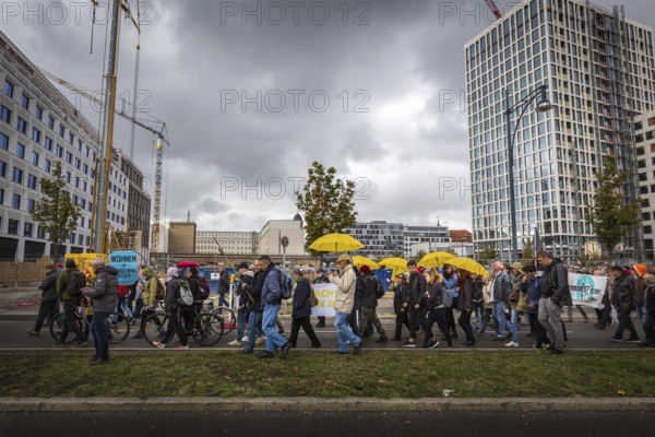 DEU Germany Germany Berlin Demonstration against rent increases and gentrification: protesters walk along a building site behind Alexa
