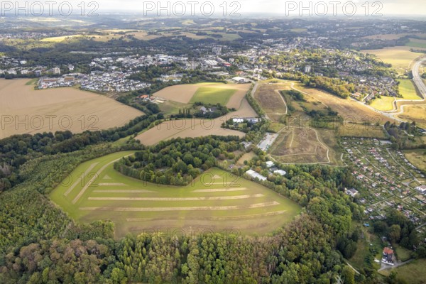 Aerial view, green area at Friedhofsallee, construction site new motorway A44, Ratinger Straße, Städt. Cemetery, Heiligenhaus, Ruhr area, North Rhine-Westphalia, Germany, motorway A44, construction work, building, construction area, building site, building plots, construction project, construction site, burial site, DE, Europe, cemetery, memorial site, Gottesacker, graves, burial ground, aerial view, aerial photography, aerial photography, gap closure of the A44 motorway, new construction, Ratingen, resting place, road construction, overview, bird's-eye view, forest area, meadows and fields, birds-eyes view, overview