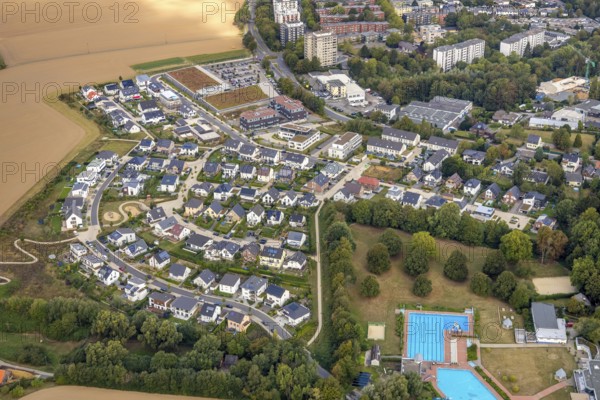 Aerial view, Höseler Straße commercial area, Rügenstraße, residential area Inselsiedlung, HeljensBad, Heiligenhaus, Ruhr area, North Rhine-Westphalia, Germany, Aldi supermarket, bathing establishment, bathing resort, Borkumstraße, DE, shopping, shopping place, shopping centre, Europe, Fehmarnweg, leisure, commercial enterprises, commercial area, commercial park, commercial location, commercial use, property tax, indoor swimming pool, Helgolandring, Hiddenseestraße, high-rise buildings, real estate, industrial area, industrial location, aerial view, aerial photography, aerial photography, local supply centre, pool, Rewe supermarket, swimming pool, swimming pool, supermarket, Syltweg, overview, bird's-eye view, residential area, living and life, residential area, residential buildings, residential quality, residential quarter, housing estate, birds-eyes view, overview