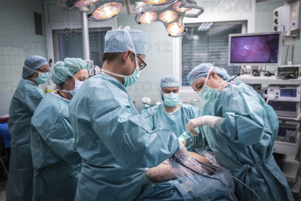 DEU Germany Germany Wittenberg Everyday life at the Paul Gerhardt Stift Protestant Hospital in Luther city Wittenberg, operating theatre with doctors and assistants