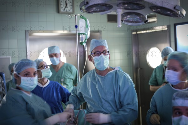 DEU Germany Germany Wittenberg Everyday life at the Paul Gerhardt Stift Protestant Hospital in Luther city Wittenberg, operating theatre with doctors and assistants