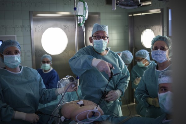 DEU Germany Germany Wittenberg Everyday life at the Paul Gerhardt Stift Protestant Hospital in Luther city Wittenberg, operating theatre with doctors and assistants