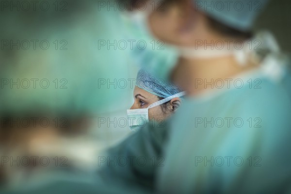 DEU Germany Germany Wittenberg Everyday life at the Paul Gerhardt Stift Protestant Hospital in Luther city Wittenberg, operating theatre with doctors and assistants