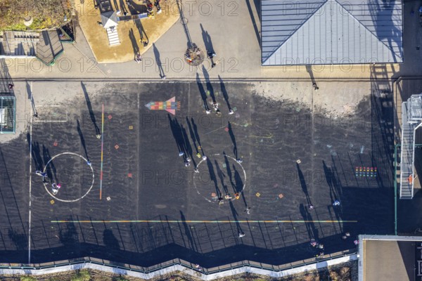Aerial photo, primary school, Robert-Bonnermann-Schule, schoolyard with playing children, Herdecke, Ruhr area, North Rhine-Westphalia, Germany, DE, Europe, birds-eyes, view, aerial photo, aerial photography, aerial photography, overview, overview, bird's eye view, education, pupils, staff, training, school year, homework, class, year group, education, pedagogy
