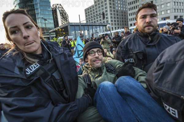 DEU Germany Germany Berlin Demonstrators of the Extinction Rebellion movement during the occupation of Potsdamer Platz.police officers clear activists of a sit-in blockade on Potsdamer Platz