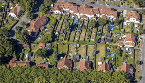 Aerial view, Teutoburgia housing estate with swimming pools in the back gardens, pools, garden city, colliery housing estate, Herne, Ruhr area, North Rhine-Westphalia, Germany, workers' housing estate, Baarestraße, DE, monument protection, Europe, property tax, green areas, green trees, gardens, real estate, aerial view, aerial photography, aerial photography, apartment buildings, Rhine-Ruhr metropolitan region, sight, overview, bird's-eye view, housing estate, housing and living, residential area, residential buildings, residential quality, residential neighbourhood, housing estate, housing estate Teutoburgia, birds-eyes view, overview, red roofs