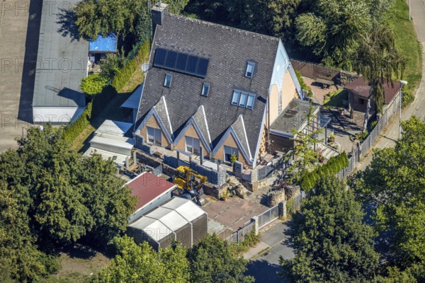 Aerial view, residential buildings Gneisenaustraße, renovation of a gabled house, Herne, Ruhr area, North Rhine-Westphalia, Germany, DE, single-family houses, Europe, property tax, real estate, aerial view, aerial photography, aerial photography, Rhine-Ruhr metropolitan region, pointed roof, overview, bird's-eye view, living and life, residential buildings, quality of living, birds-eyes view, overview