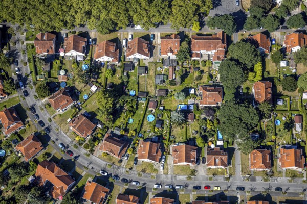 Aerial view, Teutoburgia housing estate with swimming pools in the back gardens, pools, garden city, colliery housing estate, Herne, Ruhr area, North Rhine-Westphalia, Germany, workers' housing estate, Baarestraße, DE, monument protection, Europe, property tax, green areas, green trees, gardens, real estate, aerial view, aerial photography, aerial photography, apartment buildings, Rhine-Ruhr metropolitan region, sight, overview, bird's-eye view, housing estate, housing and living, residential area, residential buildings, residential quality, residential neighbourhood, housing estate, housing estate Teutoburgia, birds-eyes view, overview, red roofs