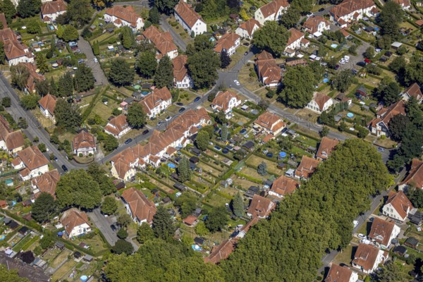 Aerial photograph, Teutoburgia housing estate, garden city, colliery housing estate, Herne, Ruhr area, North Rhine-Westphalia, Germany, workers' housing estate, Baarestraße, DE, monument protection, Europe, property tax, green areas, green trees, gardens, real estate, aerial photograph, aerial photography, aerial photography, apartment buildings, Rhine-Ruhr metropolitan region, sight, overview, bird's-eye view, housing estate, housing and living, residential area, residential buildings, residential quality, residential neighbourhood, housing estate, birds-eyes view, overview, red roofs