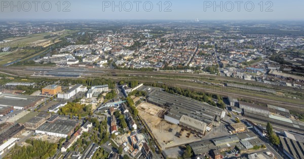 Aerial view, Westphalian wire industry, Wilhelmstraße, industrial area, Hamm (Westf) main station, Hamm, Ruhr area, North Rhine-Westphalia, Germany, railway tracks, railway station, DE, Deutsche Bahn AG, Europe, flight emission, airport, aircraft noise, airfield, Hamm airfield, airfield site, commercial enterprises, commercial area, commercial area, commercial park, commercial location, commercial use, railway tracks, main station, main railway station, industrial building, industrial location, runway, aerial view, aerial photography, aerial photography, runway, overview, Unionstadion, bird's-eye view, WDI, birds-eyes view, overview