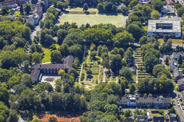 Aerial photograph, Eickeler Park primary school, Hans-Tilkowski-Schule, Wanne Süd cemetery, Volkspark sports ground, Herne, Ruhr area, North Rhine-Westphalia, Germany, burial site, education, educational institution, DE, Europe, cemetery, football pitch, football stadium, football club, memorial site, Gottesacker, primary school, graves, burial ground, green trees, secondary school, educational institute, aerial photography, aerial photography, aerial photography, Rhine-Ruhr metropolitan region, resting place, school, sport, sports facilities, sports ground, sports facility, stadium, overview, bird's-eye view, birds-eyes view, overview