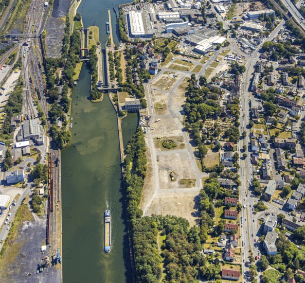 Aerial view, Hafenstraße industrial estate, Rhine-Herne Canal, Alte Schleuse Wanne-Eickel, STEAG combined heat and power plant Herne, Herne, Ruhr area, North Rhine-Westphalia, Germany, Cranger Kirmes site, DE, Europe, commercial enterprises, commercial area, industrial estate, industrial park, commercial site, commercial use, freight traffic, industrial plants, industrial area, industrial location, canal level, logistics, logistics service, logistics service provider, logistics provider, aerial view, aerial photography, aerial photography, Rhine-Ruhr metropolitan region, sight, transport, overview, bird's-eye view, overview